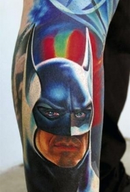 腿部彩色蝙蝠侠与符号纹身图片