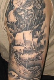 肩部黑灰老海盗船的纹身图案