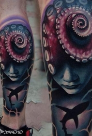 腿部彩色神秘的女人和鲨鱼纹身图案