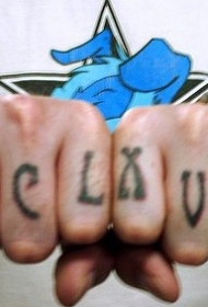 手指黑色罗马数字符号纹身图片