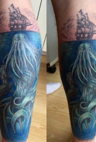腿部彩色小船与大型水下怪物纹身图片