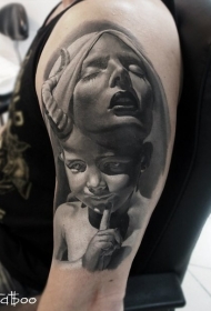 肩部石雕风格的魔鬼孩子纹身图案