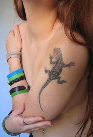 女性肩部彩色爬行蜥蜴纹身图案