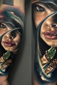 手臂现代传统彩色女人肖像与蛇纹身