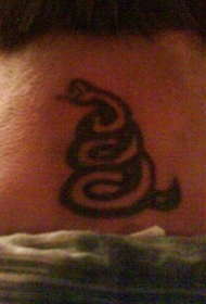 男性脖子黑色简约蛇符号纹身图案