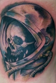 腰侧水彩风格的太空骷髅纹身图案