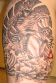 肩部棕色战士与马纹身图案
