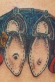 男性肩部彩色鞋纹身图案