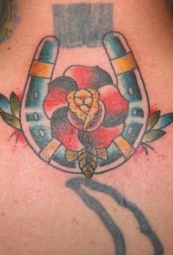肩部彩色红玫瑰与马蹄铁纹身图片