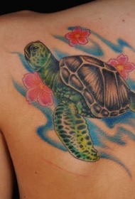 肩部彩色花和海龟纹身图案