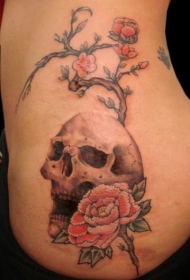 腰侧彩色骷髅与花枝纹身图案