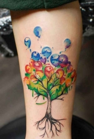 腿部插画风格彩色树与气球纹身图片