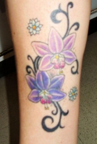 腿部彩色兰花和部落花纹纹身图片