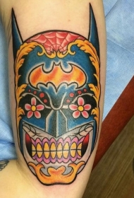 手臂彩色墨西哥风格的蝙蝠侠骷髅纹身