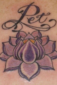背部彩色紫莲与英文纹身图案