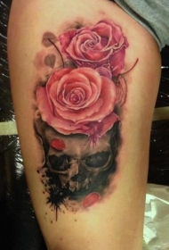 腿部彩色玫瑰与头骨纹身图案