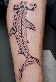腿部黑色波利尼西亚风格的锤头鲨纹身