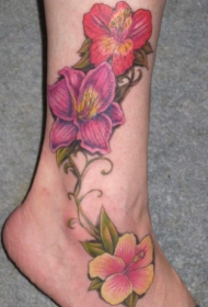 女性腿部彩色百合花纹身图片