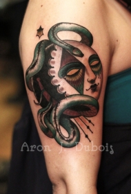 肩部超现实主义风格彩色蛇面具纹身