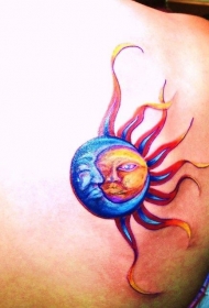 肩部彩色月亮和太阳纹身图案