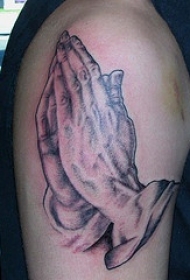 肩部棕色现实的祈祷手纹身图片