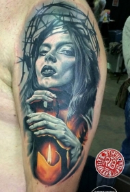 肩部彩色妇女肖像与蜡烛纹身图案