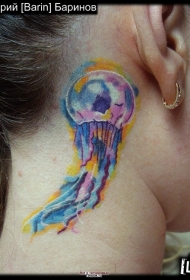 女性颈部彩色水母纹身图案