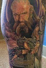 腿部彩色著名电影矮人英雄纹身图片