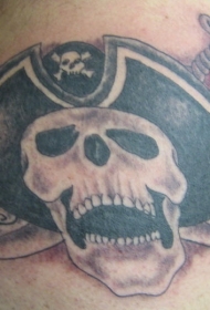 男性肩部海盗骷髅船长纹身图案