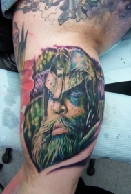 手臂彩色肖像戴头盔的维京战士纹身图案
