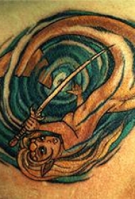 背部彩色美人鱼和漩涡纹身图片