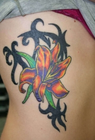 腰侧彩色百合花与部落花纹身图案