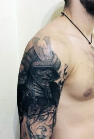 肩部黑灰色神秘黑暗武士头盔纹身图案