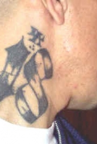 男性脖子黑色数字纹身图案