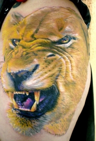 腿部彩色母狮亚历克斯朋克纹身图案