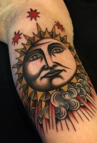 手臂彩色太阳与星星纹身图案