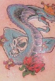 背部彩色骷髅王和眼镜蛇纹身图片