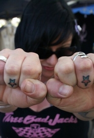 女性手指彩色五角星纹身图案