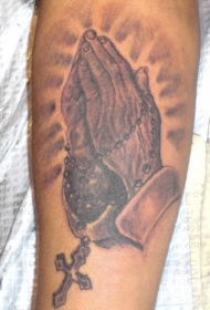 手臂棕色祷告的手与玫瑰纹身图片
