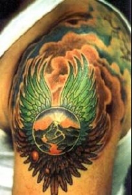 男性肩膀彩色翅膀纹身图案