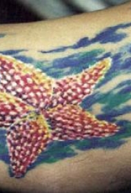 手臂彩色漂亮的红色海星纹身图案