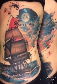 腰侧彩色大帆船月亮纹身图案