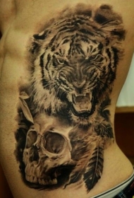男性腰部黑白老虎与 骷髅纹身图案