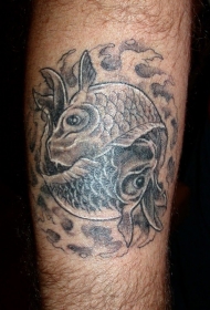 腿部黑灰锦鲤鱼的纹身图案