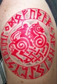 肩部维京圆红色印章上的和武士纹身