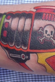 手臂彩色海盗射线枪纹身图案