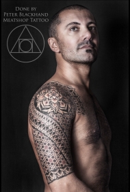 男性肩部波利尼西亚风格图腾纹身图案