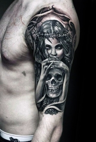 雕刻风格黑白肩膀妇女骷髅纹身图片