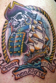 肩部彩色海盗骷髅和帆船纹身图片