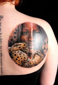 女性肩部圆形彩色女人与豹纹身图片
